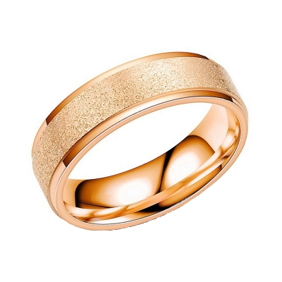 Золотое обручальное кольцо